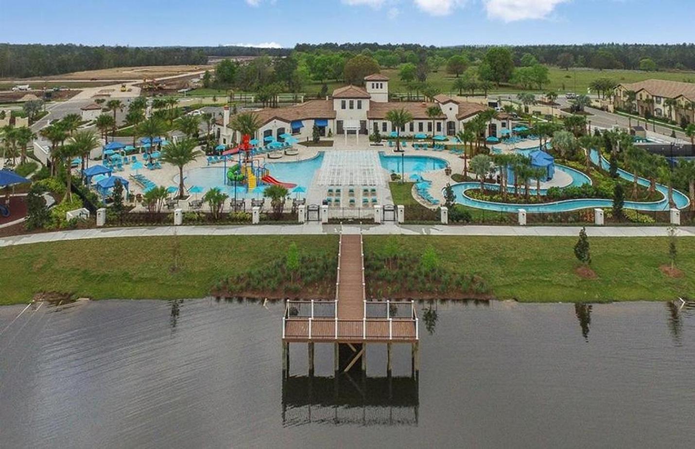 Townhome Wprivate Pool & Bbq, Near Holiday home