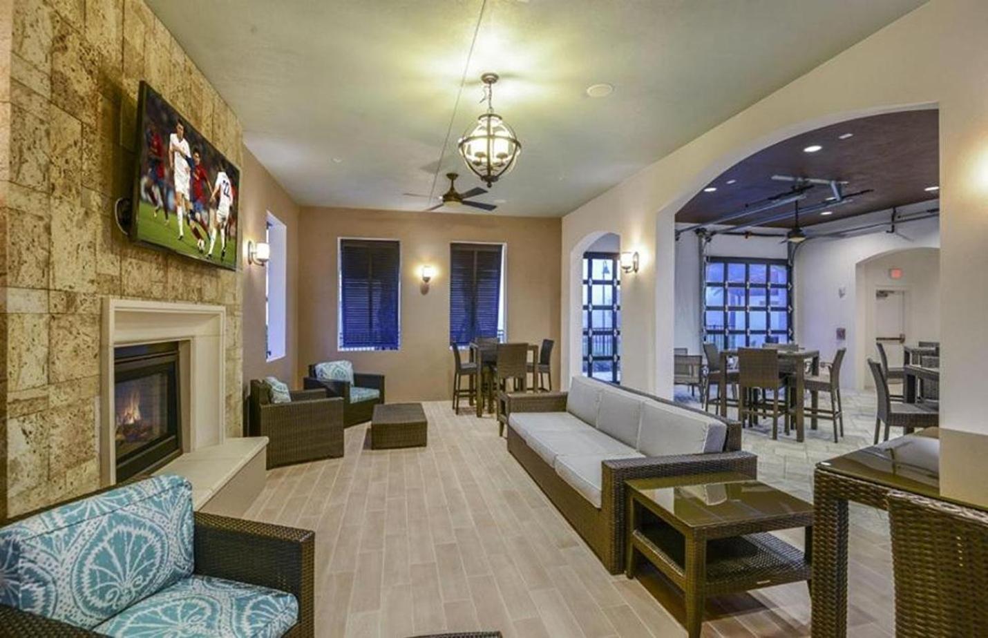Townhome Wprivate Pool & Bbq, Near Holiday home *